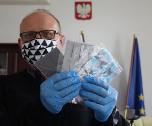 Obowiązkowe maseczki. Kto może liczyć na darmową maseczkę? Dziesiątki tysięcy zamówiły samorządy