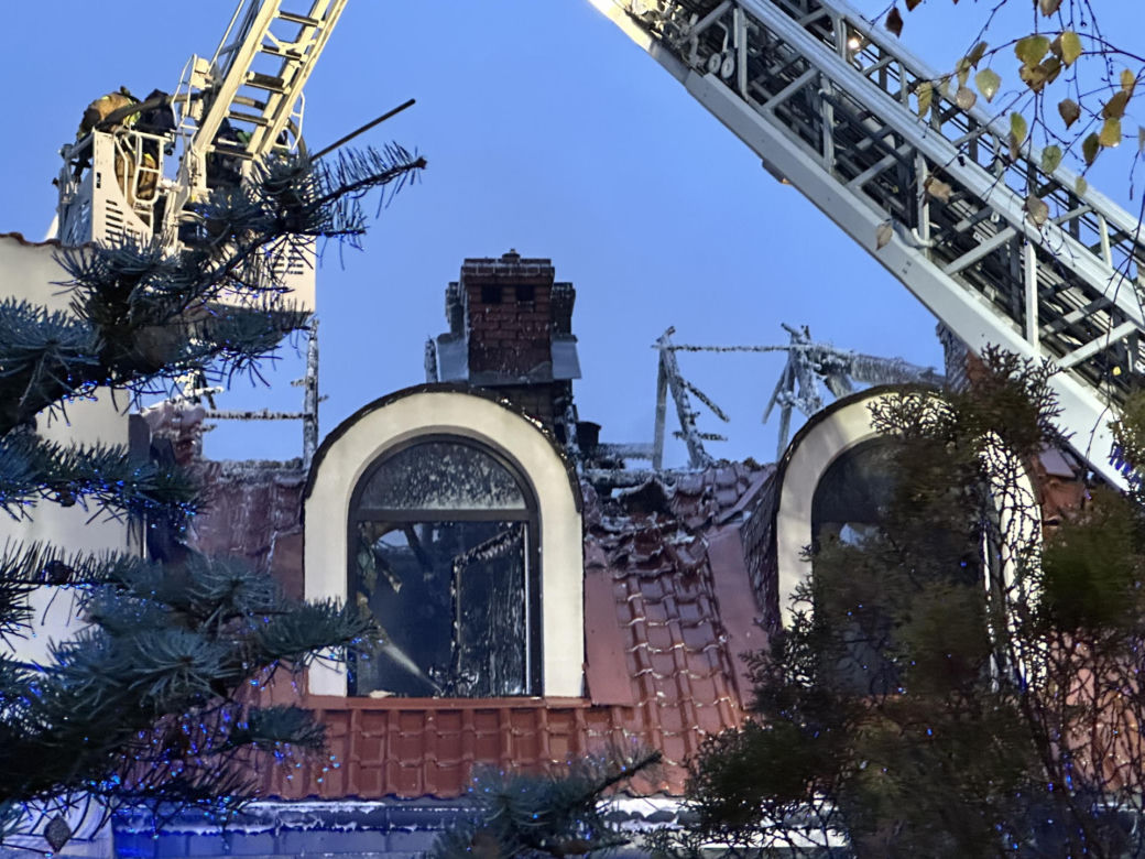 Wielkie kłęby dymu nad Wawrem. Płonie wielka willa, strażacy walczą z żywiołem