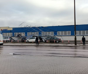 Białystok. Silny wiatr zerwał konstrukcję paneli fotowoltaicznych z dachu firmy przy ul. Produkcyjnej [ZDJĘCIA, WIDEO]