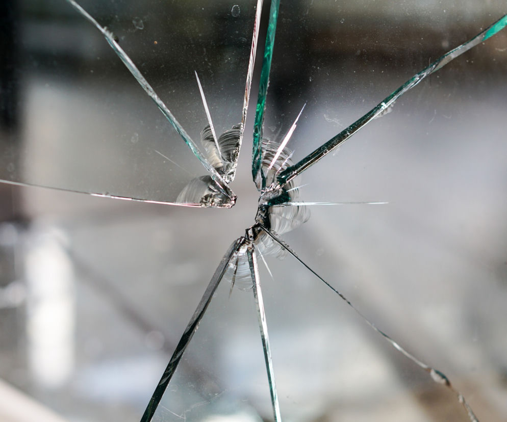 Zelów: Pijany wandal niszczył co popadnie. 31-latek usłyszał 4 zarzuty