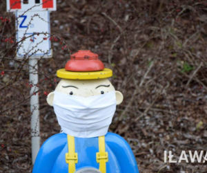 Iława. Na rzeźbach zawiesili maseczki ochronne