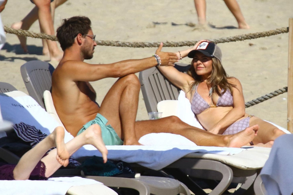 Edyta Herbuś na plaży