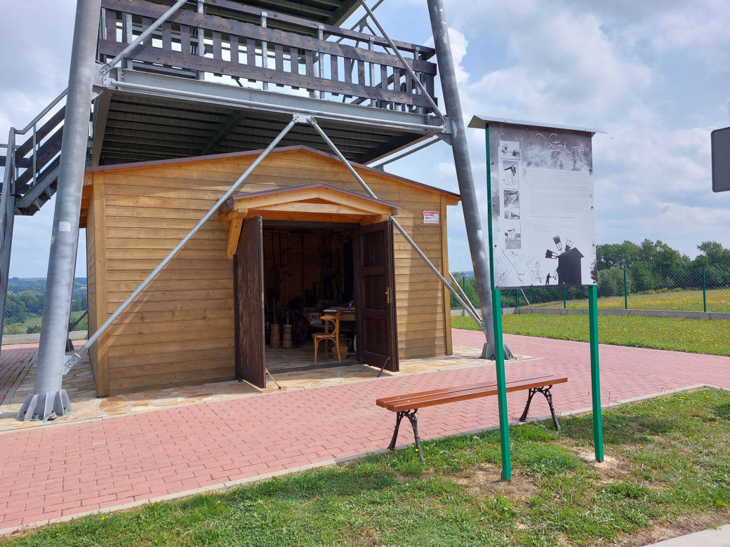 Różanka. Wieża widokowa i zabytkowy wiatrak [GALERIA]  
