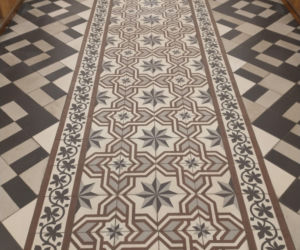 To najpiękniejsze miasteczko województwa łódzkiego. Leży nad jedną z najdłuższych rzek w Polsce