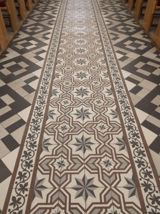 To najpiękniejsze miasteczko województwa łódzkiego. Leży nad jedną z najdłuższych rzek w Polsce