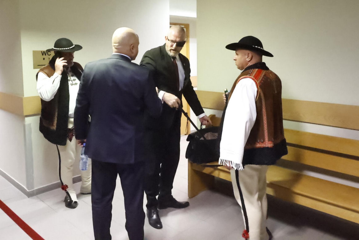 Pikieta przed rozprawą Grzegorza Brauna