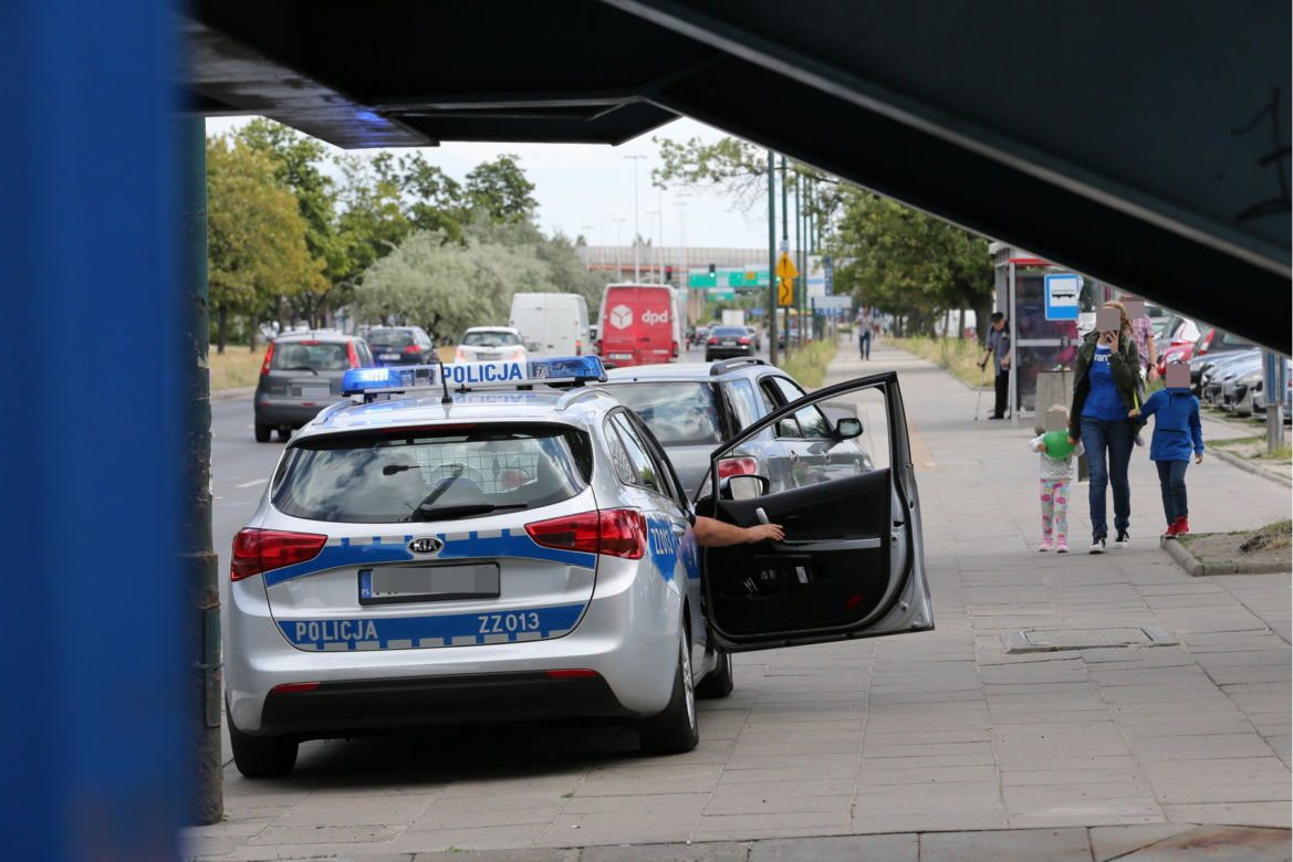 Policjanci kryją się za windą