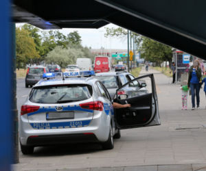 Policjanci kryją się za windą