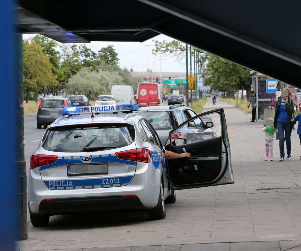 Policjanci kryją się za windą