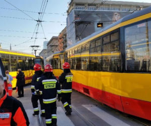 Warszawa zablokowana! Czołowe zderzenie tramwajów na skrzyżowaniu Solidarności i Jana Pawła przy kinie Femina