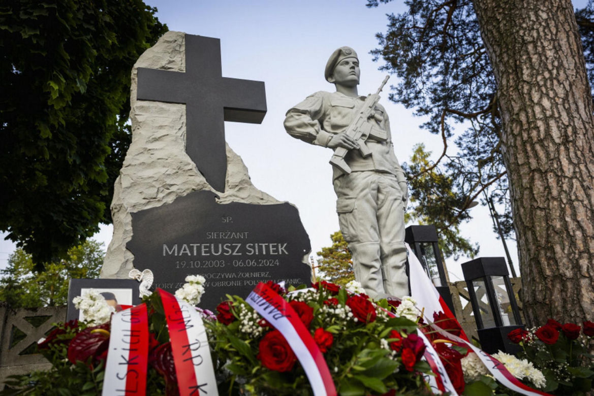 Kamienna rzeźba na grobie sp. sierzanta Mateusza Sitka