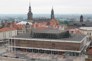 Modernistyczne formy na tle ruin kościoła miały być dobitnym znakiem zerwania z przeszłością. I tak powstała ikona