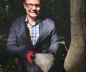 Burmistrz Grzegorz Pietruczuk w sobotę znalazł srebrną torebkę w Lasku Lindego