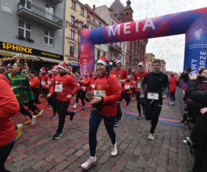 23. Festiwal Biegów Świętych Mikołajów w Toruniu. Zdjęcia ze starówki