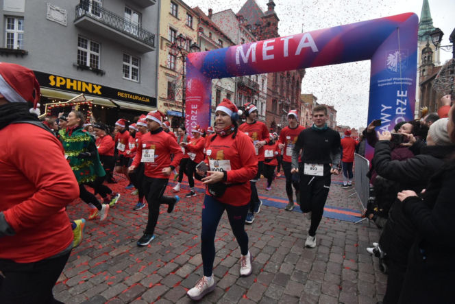 23. Festiwal Biegów Świętych Mikołajów w Toruniu. Zdjęcia ze starówki