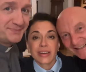 Ranczo 11 sezon. Francesca (Anna Iberszer), Stasiek (Arkadiusz Nader), ksiądz Robert (Bartek Kasprzykowski)