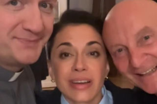 Ranczo 11 sezon. Francesca (Anna Iberszer), Stasiek (Arkadiusz Nader), ksiądz Robert (Bartek Kasprzykowski)