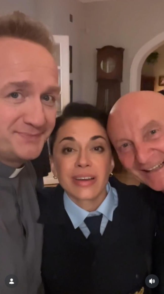 Ranczo 11 sezon. Francesca (Anna Iberszer), Stasiek (Arkadiusz Nader), ksiądz Robert (Bartek Kasprzykowski)