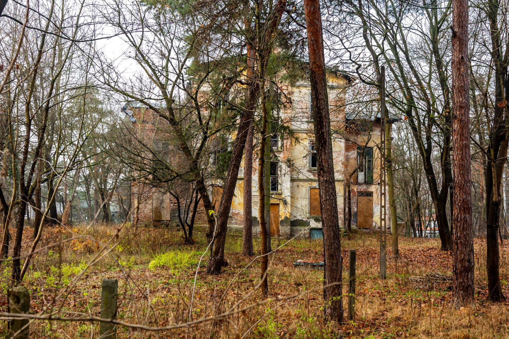 Opuszczona willa w Konstancinie