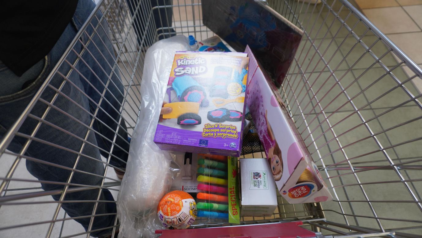 Tajemnicze wózki w Auchan w Olsztynie. Sprawdziliśmy, co było w środku. Zobacz zdjęcia!