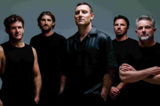 Współpracownik znanego zespołu oskarżony o poważne przestępstwa wobec nieletnich. Grupa wydała oświadczenie