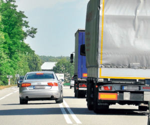 Piechociński jeździ jak jaskiniowiec