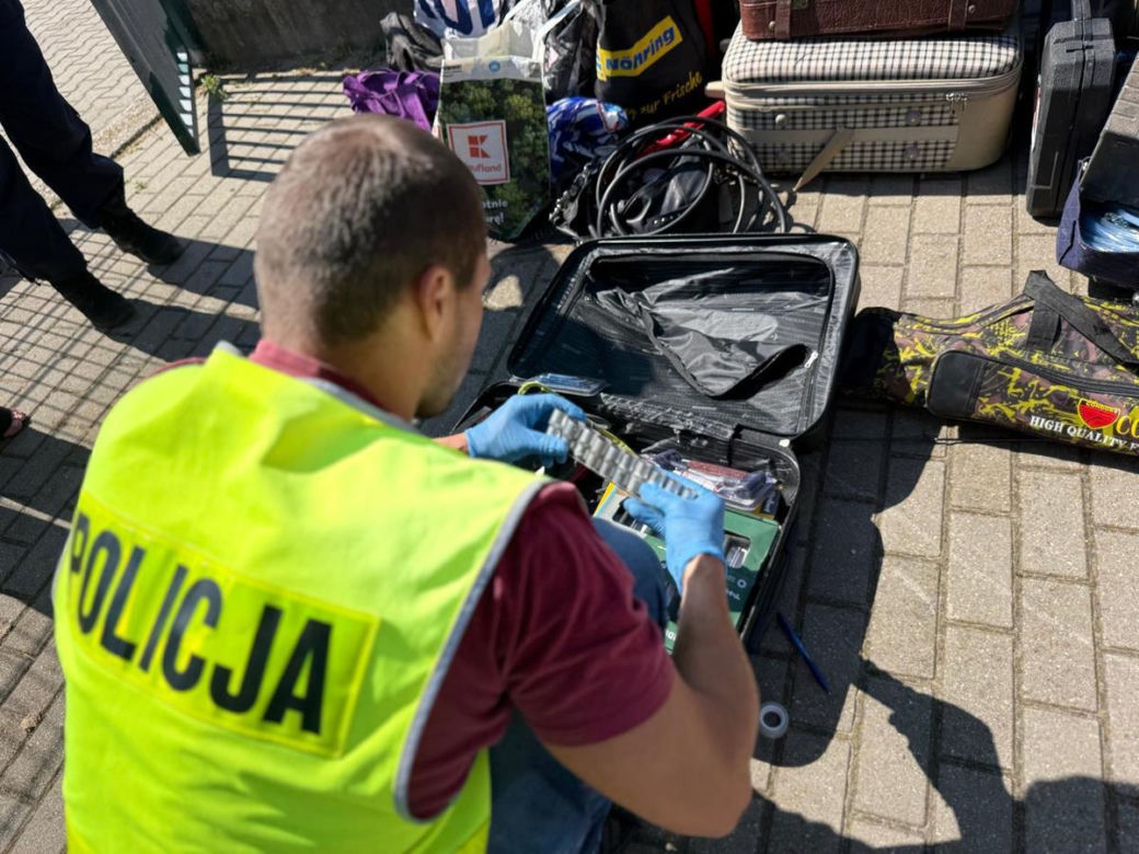 Od kilku miesięcy okradał niezamknięte auta. Policja z Ostródy szuka poszkodowanych
