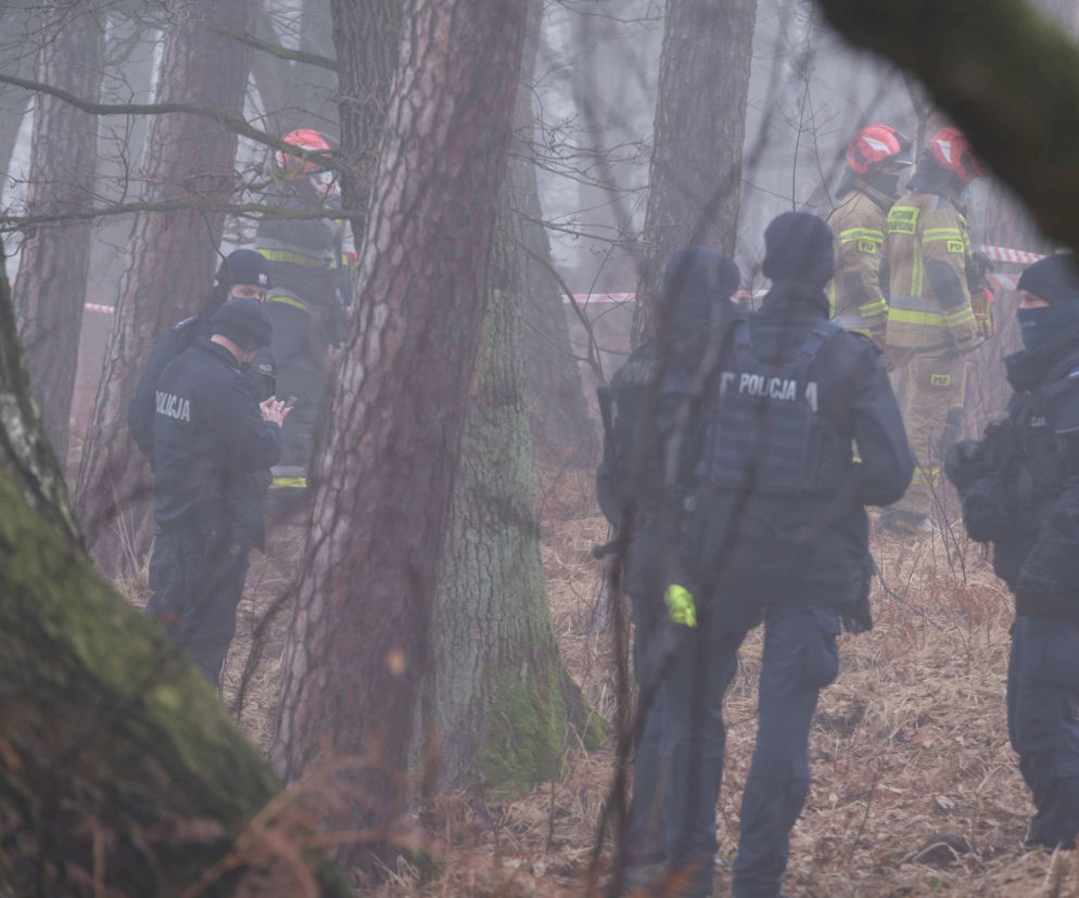 Służby pracują na miejscu katastrofy helikoptera w Pszczynie. Koszmarne widoki [ZDJĘCIA]