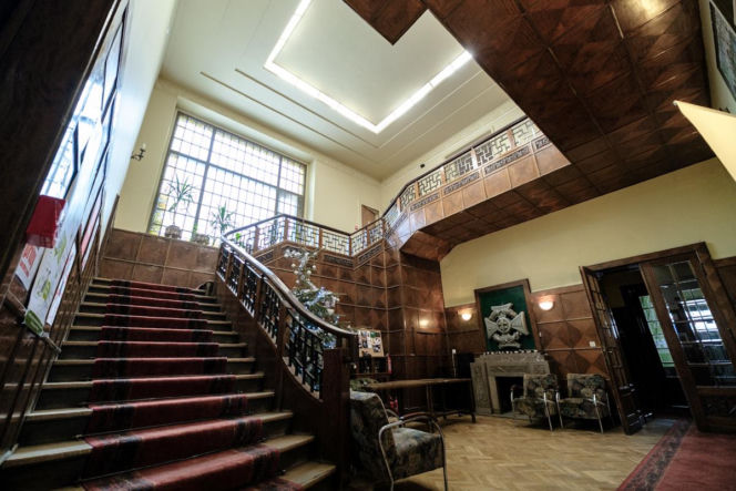 Były tu biura, przedszkole i Urząd Stanu Cywilnego. Dziś w dawnej willi fabrykanta działa harcerstwo