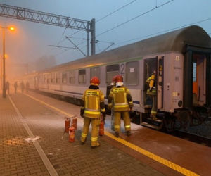 Pożar w wagonie osobowym. Ponad stu pasażerów jechało płonącym pociągiem [FOTO]