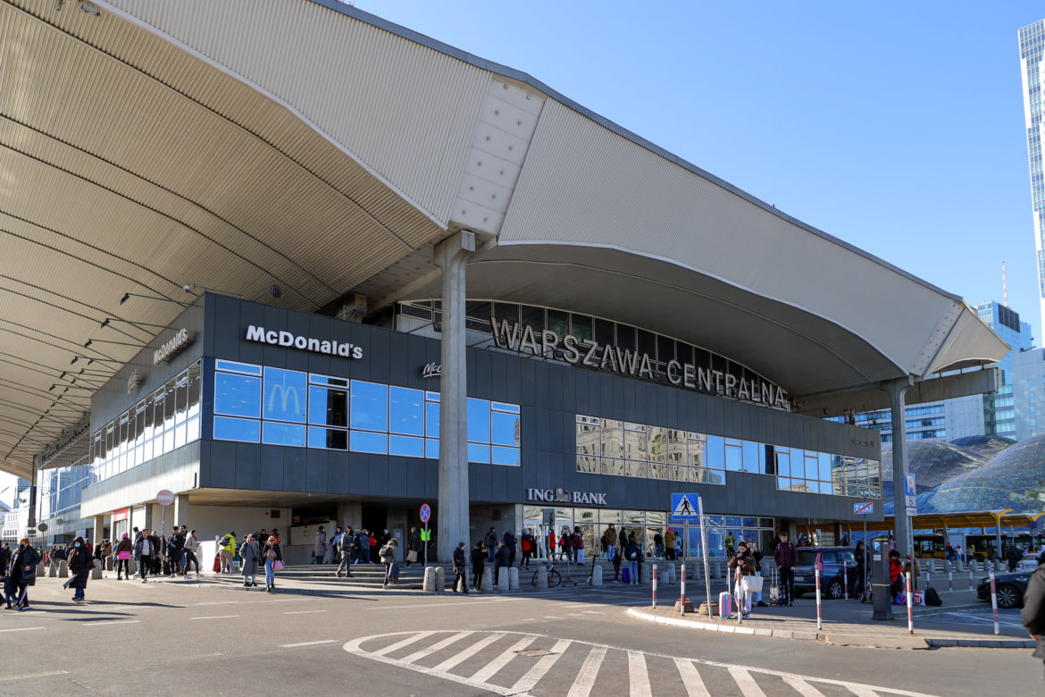 Dworzec Centralny pęka w szwach od ukraińskich uchodźców