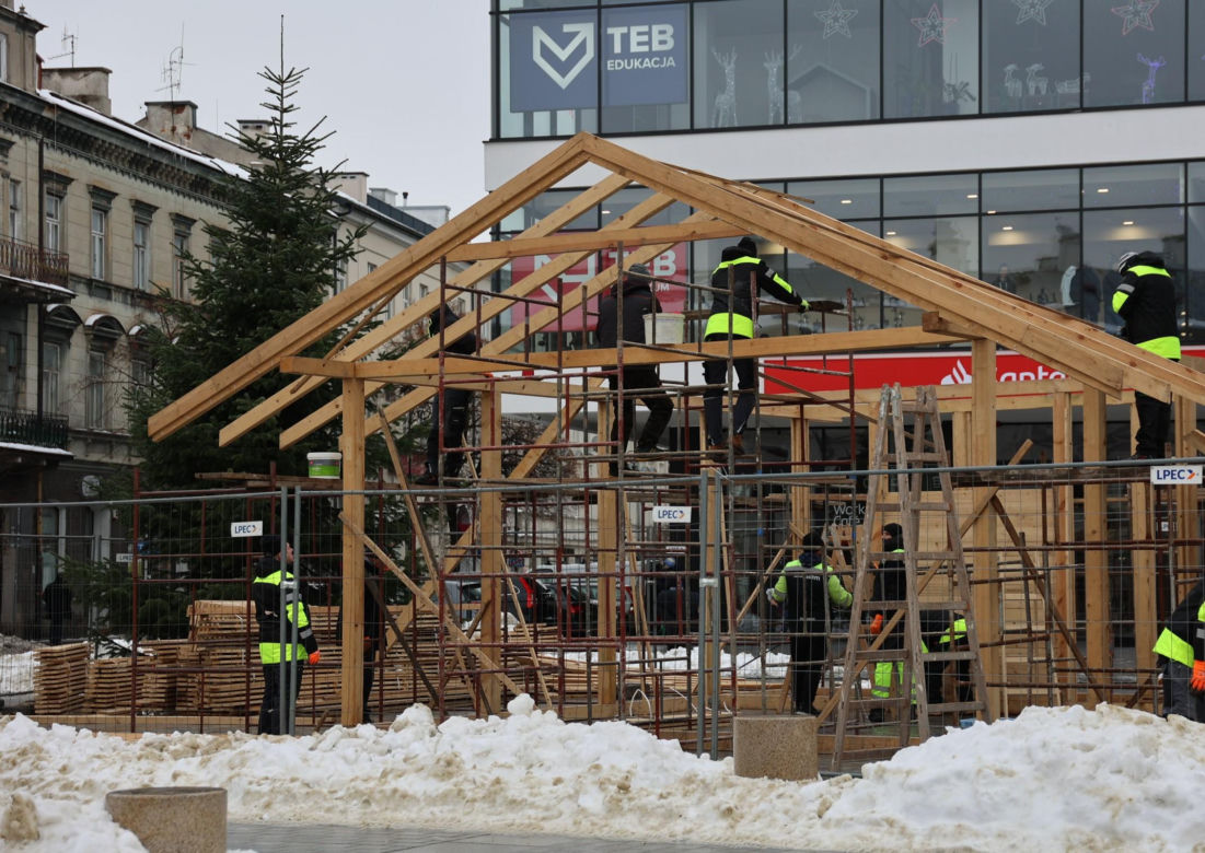 Trwa montaż szopki bożonarodzeniowej „pod Pedetem” w Lublinie