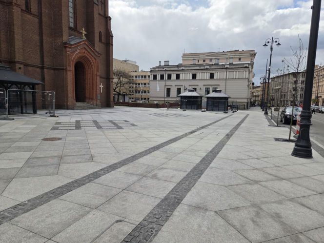 Nowe oblicze placu Wolności. Kwiaciarnie już zamontowane, koniec prac coraz bliżej