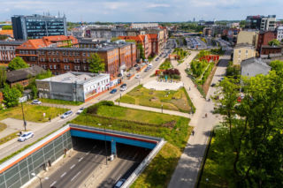 To był zwykły placyk nad tunelem, a zrobili tu prawdziwą oazę i na koniec postawili złoty kciuk. Miasta pokochały współczesne, kosztowne dzieła sztuki