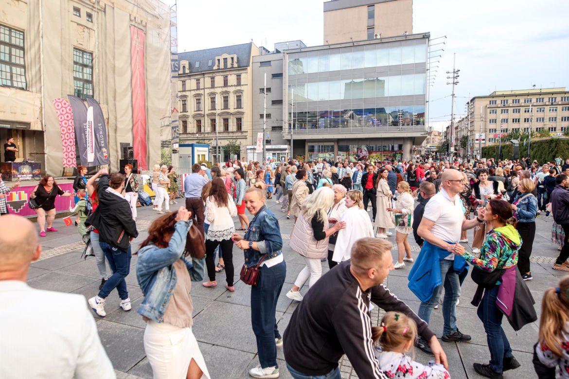 Potańcówka przed Teatrem Śląskim w Katowicach 