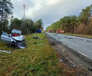 Mazowieckie: Osobówka zderzyła się z ciężarówką, droga zablokowana! Z auta została miazga