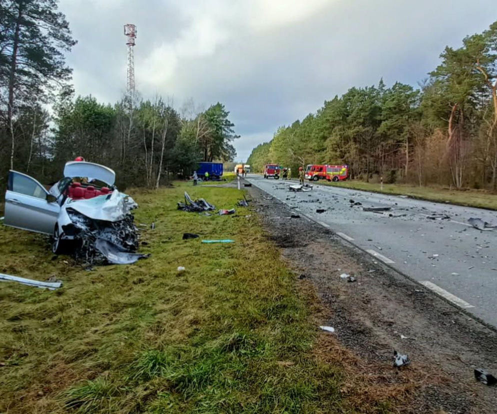 Mazowieckie Osobówka zderzyła się z ciężarówką, droga zablokowana! Z auta została miazga