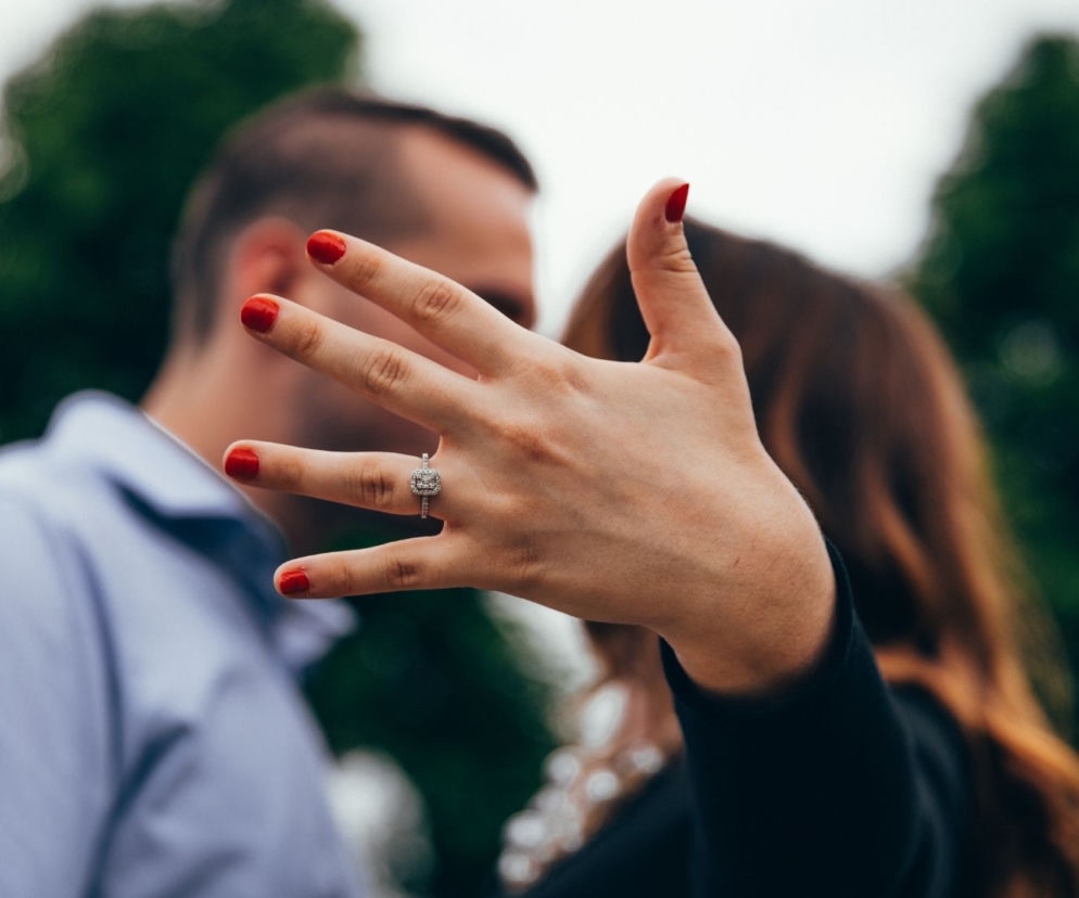 Po pierścionek z dziewczyną. Jak oświadczają się Polacy? Romantyzm schodzi na boczny tor