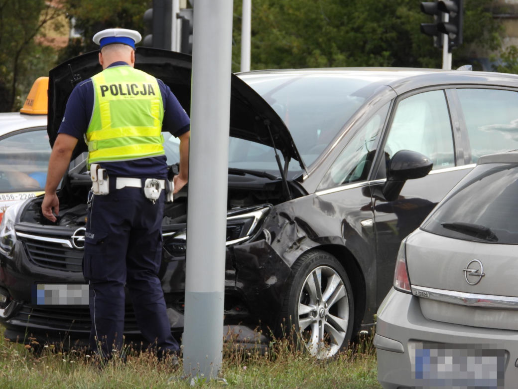   Zderzenie radiowozu z autem na Białołęce. Jeden policjant do szpitala