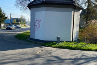 Rybnik: Na murze kaplicy pojawiła się błyskawica. Wójt: To nie protest, to wandalizm [ZDJĘCIA]
