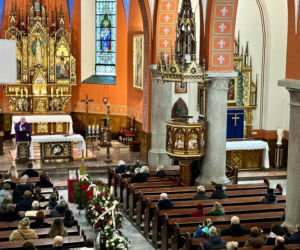 Dwa gołębie na grobie zamordowanych przez córkę rodziców. Ten znak poruszył Ostródę