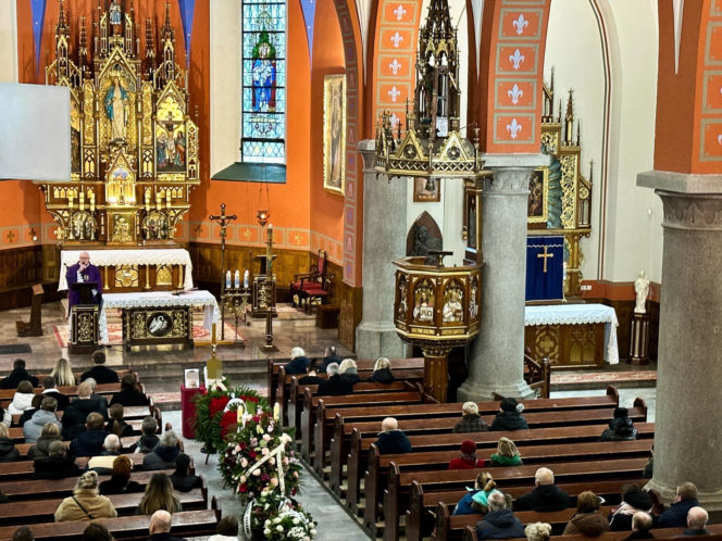 Dwa gołębie na grobie zamordowanych przez córkę rodziców. Ten znak poruszył Ostródę