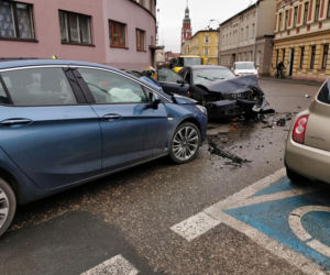 Wypadek na ul. Świętej Trójcy w Bydgoszczy. Trzy osoby są ranne [ZDJĘCIA]