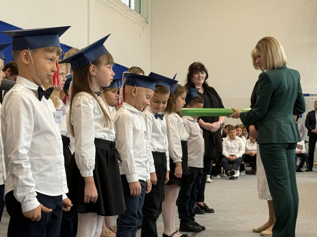 Pierwsza Dama uczciła z uczniami 100 lat od nadania imienia Stefana Batorego Szkole Podstawowej w Liwie