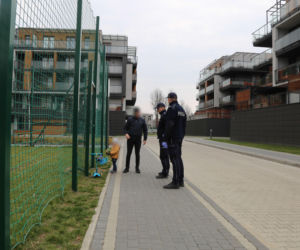 Policja i wojsko upominają i karają mieszkańców Krakowa