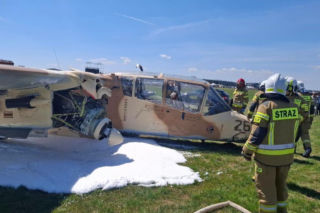 Incydent podczas treningów przed pokazami Antidotum Airshow w Lesznie. Samolot wylądował bez podwozia [ZDJĘCIA]