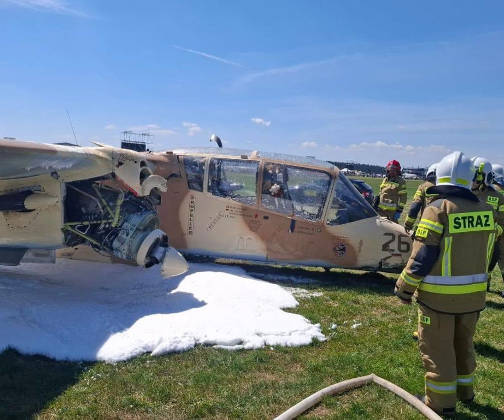 Samolot Bronco francuskiej ekipy po awaryjnym lądowaniu bez podwozia na trawiastym terenie lotniska w Lesznie, otoczony pianą gaśniczą i strażakami. Incydent podczas treningów przed Antidotum Airshow, o którym przeczytasz więcej na naszym portalu.