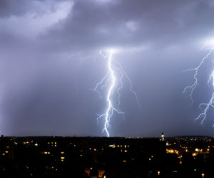 Spektakularne wyładowania nad Krakowem. To nie jest fotomontaż!