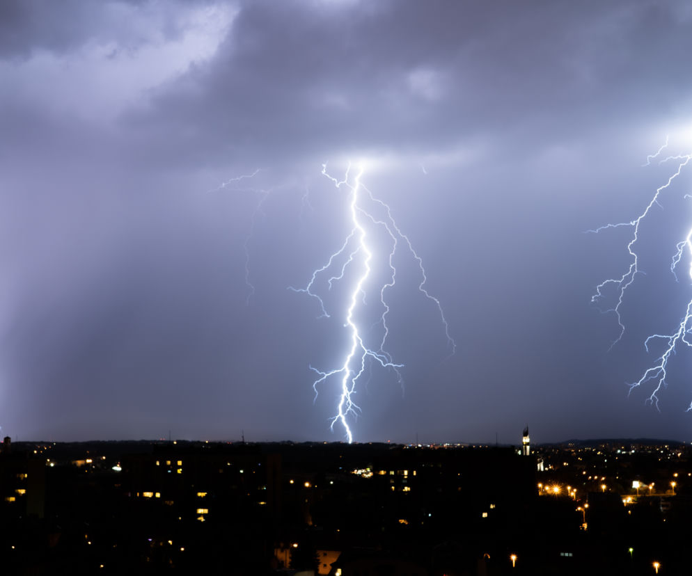 Spektakularne wyładowania nad Krakowem. To nie jest fotomontaż!