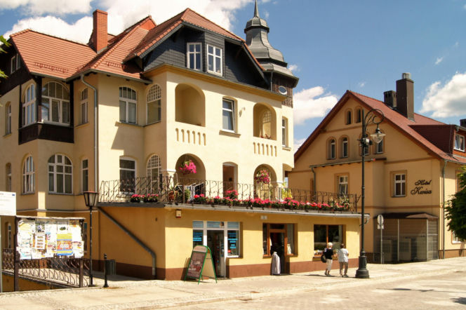 To uzdrowisko na Dolnym Śląsku przeżywa renesans. Dojedziesz tam pociągiem!